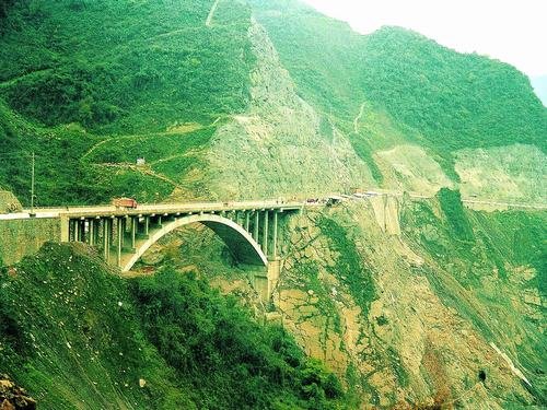 紫坪鋪?zhàn)蟀豆菲鸭疑酱髽?>
                        </div>
                        <div   id=