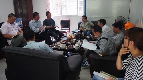 局總工程師汪輝德、辦公室主任溫慶生參加水洛河公司在施工現(xiàn)場組織召開的固滴項目生產(chǎn)調(diào)研會及全體職工大會