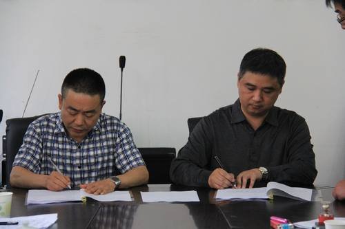 鄔清富、董蜀良出席蟠龍湖水庫施工合同簽字儀式