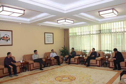 鄔清富赴宜賓拜會(huì)伊力集團(tuán)董事長章英啟