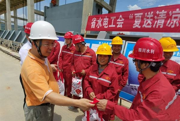 省水電工會(huì)張玉奎副主席一行到公司開(kāi)展夏送清涼慰問(wèn)活動(dòng)