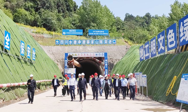 集團總經理向仕春到建設公司亭子口灌區一期工程EPC總承包Ⅰ標項目調研