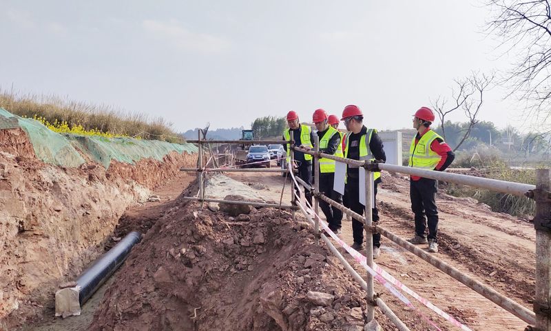 公司副總經(jīng)理鄒世界一行到小井溝支渠項目檢查指導工作